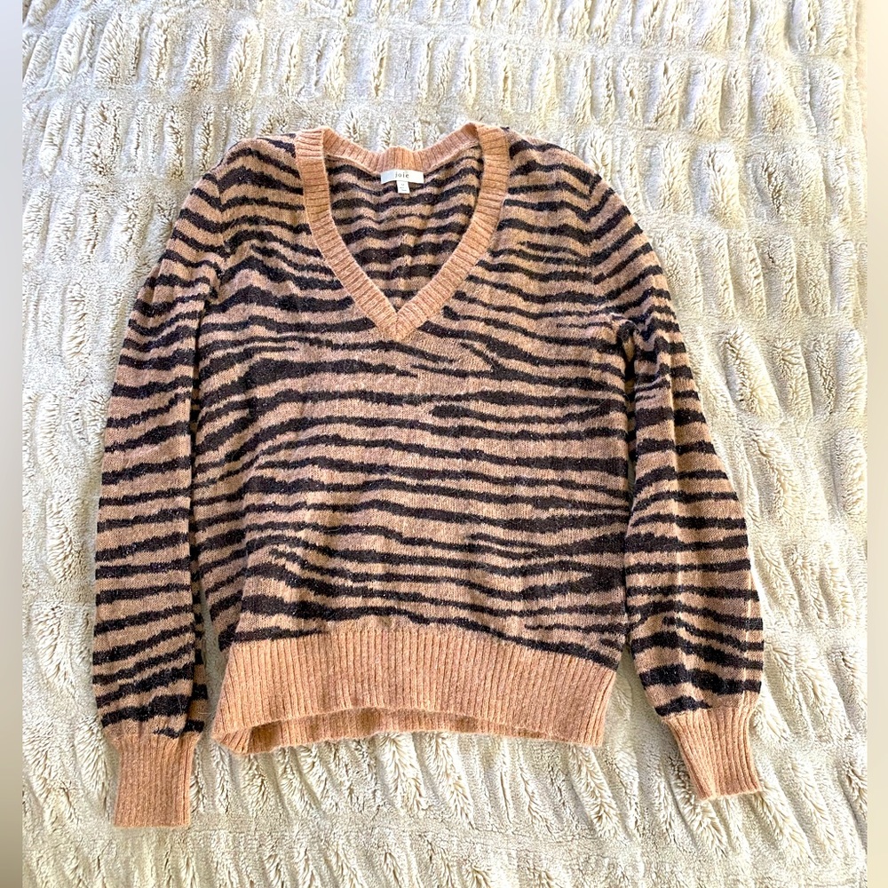 JOIE V-neck sweater. Light weight